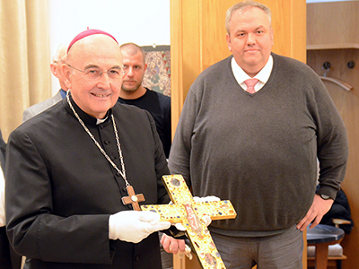 Borghorster Stiftskreuz mit Bischof Genn und Anwalt Römer Borghorster Stiftskreuz mit Bischof Genn und Anwalt Römer