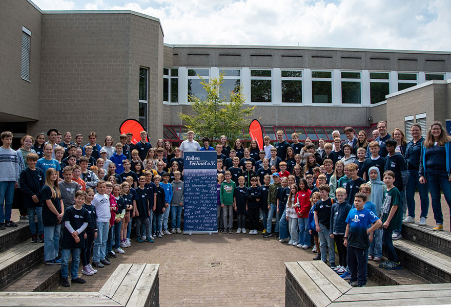 Die vielen Teilnehmenden Kinder und Jugendlichen haben sich zum Gruppenbild aufgestellt.