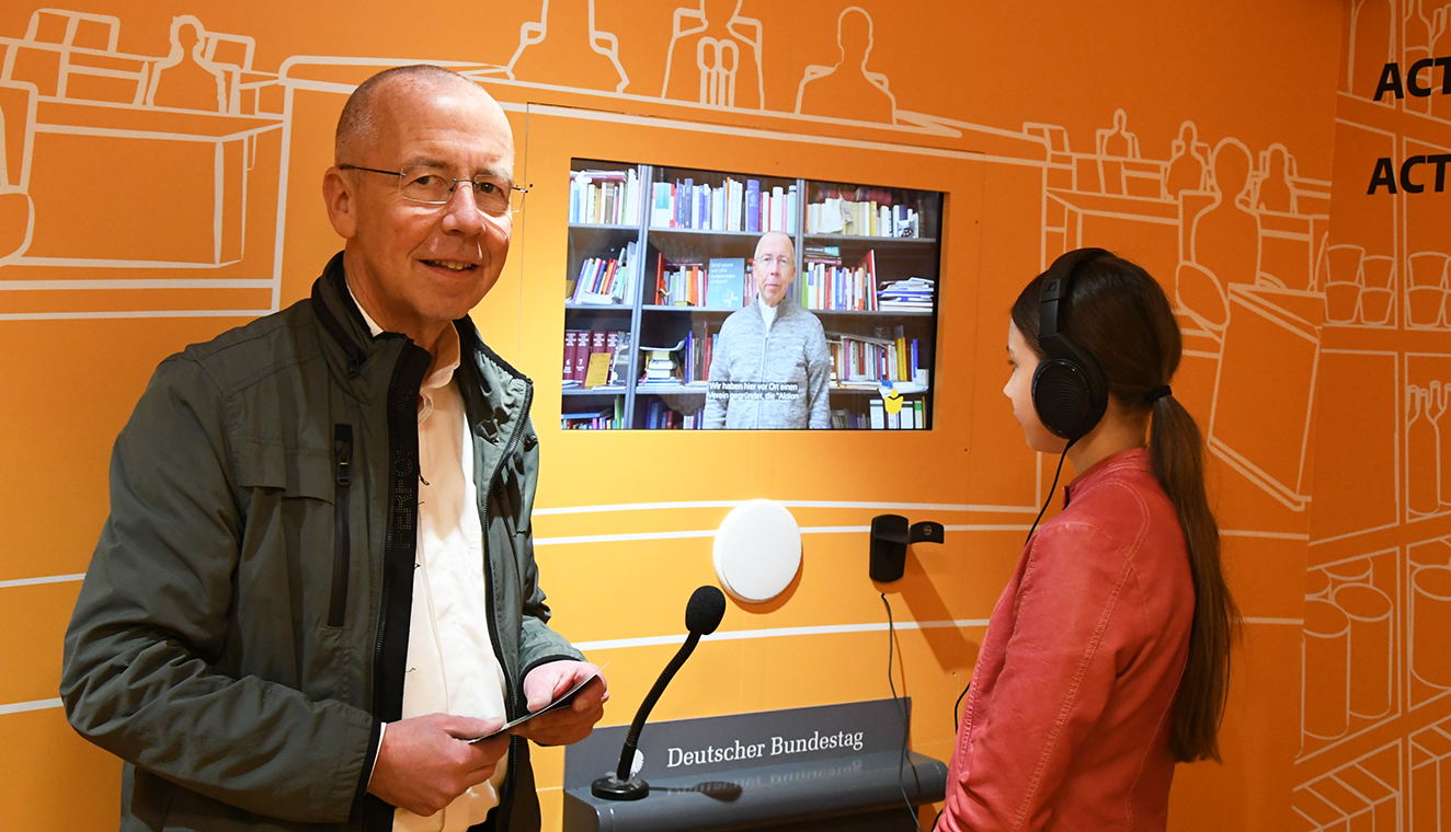 Pfarrer Peter Kossen im Missio-Truck