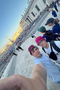 Zwei Jungen machen ein Selfie auf dem Petersplatz in Rom. Zwei Jungen machen ein Selfie auf dem Petersplatz in Rom.
