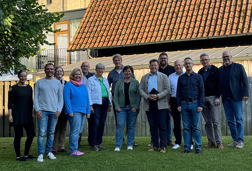 Die Beteiligten haben sich zum Gruppenbild aufgestellt.