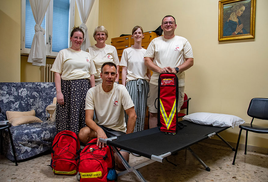 Die Beteiligten haben sich mit ihrem Equipment zum Gruppenfoto aufgestellt.