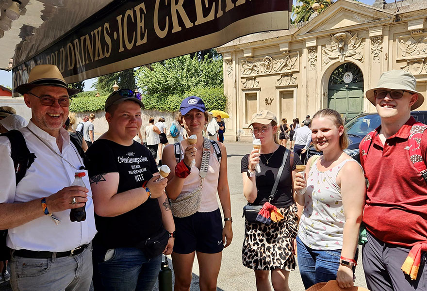 Die Teilnehmenden halten ein Eis in den Händen. Die Teilnehmenden halten ein Eis in den Händen.