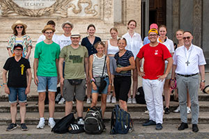 Die Gruppe hat sich mit dem Weihbischof zum Foto aufgestellt.