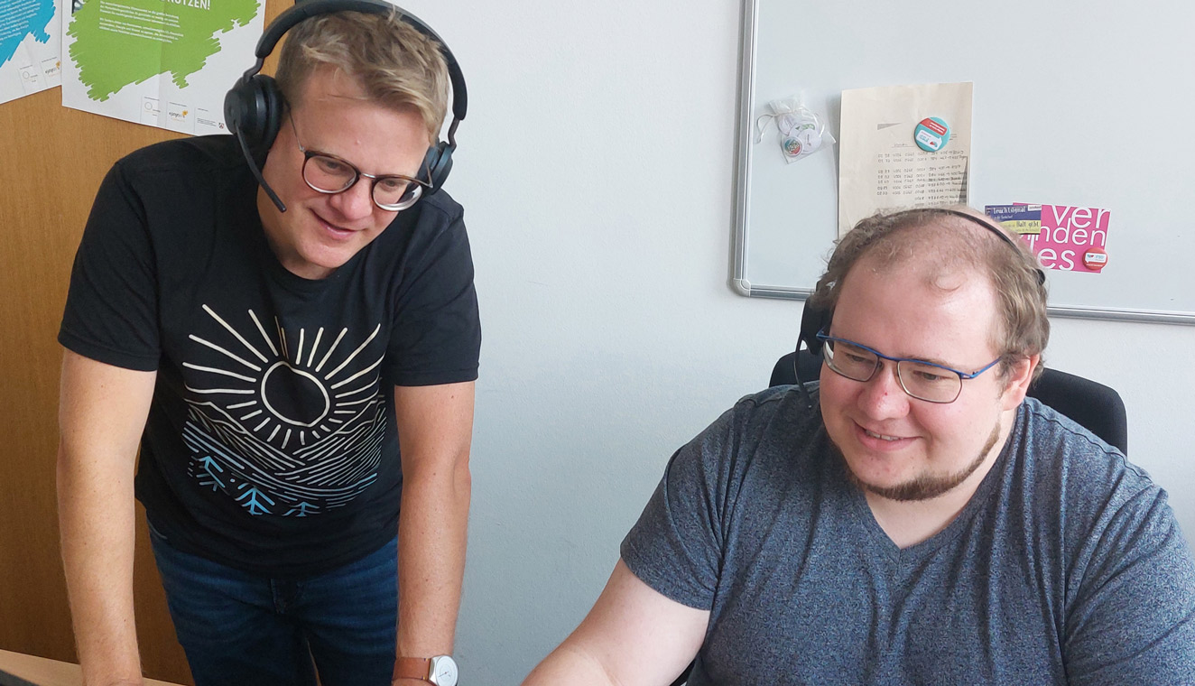 Christoph Aperdannier (von links) und Timo Donnermeyer laden Fachkräfte aus dem Bereich Sozialarbeit und Jugendpastoral am 12.09.2024 zum digitalen Netzwerktreffen mit dem Schwerpunkt Armutssensibilität ein. Christoph Aperdannier (von links) und Timo Donnermeyer laden Fachkräfte aus dem Bereich Sozialarbeit und Jugendpastoral am 12.09.2024 zum digitalen Netzwerktreffen mit dem Schwerpunkt Armutssensibilität ein.