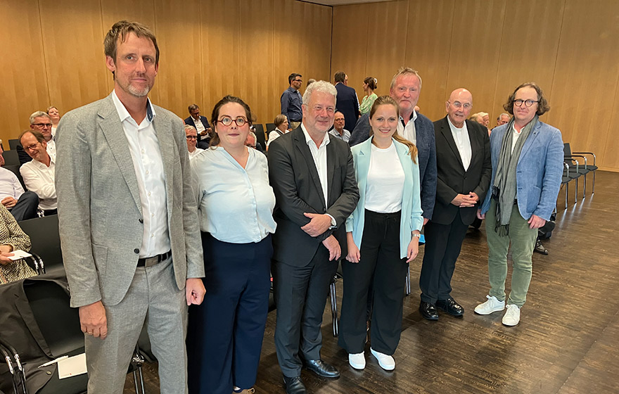 Auf dem Gruppenfoto sieht man (von links) Akademiedirektor Johannes Sabel, Akademiedozentin Lina-Marie Ostertag, Stefan Lock, Anja Lordieck, Heinrich Jürgens, Felix Genn und Lars Baumgürtel.