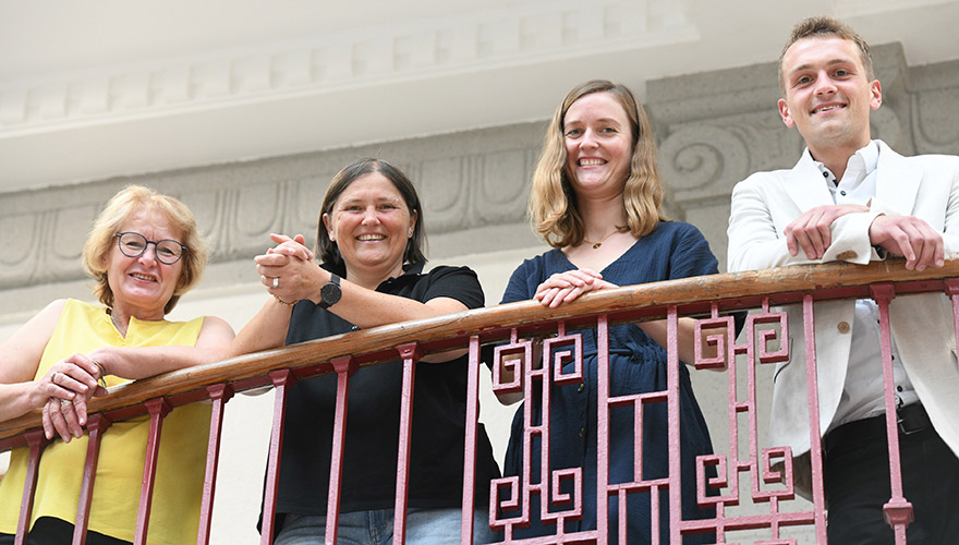 Auf dem Gruppenfoto sieht man (von links): Petra Maria Brüggemann und Bettina Schäfer von der Alten- und Demenzberatung, Pia Breulmann vom Regionalbüro Alter, Pflege und Demenz sowie Fachbereichsleiter Pflege und Beratung, Benedikt van Meerbeck.