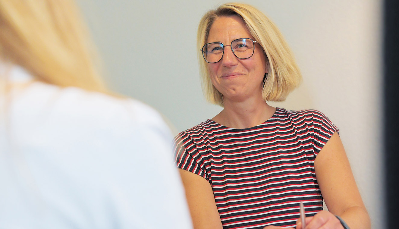 Symbolbild: Schuldner- und Insolvenzberaterin Bernadette Kleine im Beratungsgespräch. Symbolbild: Schuldner- und Insolvenzberaterin Bernadette Kleine im Beratungsgespräch.
