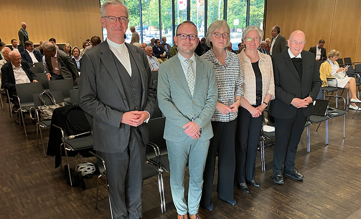 Gruppenfoto: (von links) Antonius Hamers, Dr. Christian Hörstrup, Justiziar des Bistums Münster, Maria Kröger, stellvertretende Akademiedirektorin, Charlotte Kreuter-Kirchhof und Felix Genn. Gruppenfoto: (von links) Antonius Hamers, Dr. Christian Hörstrup, Justiziar des Bistums Münster, Maria Kröger, stellvertretende Akademiedirektorin, Charlotte Kreuter-Kirchhof und Felix Genn.