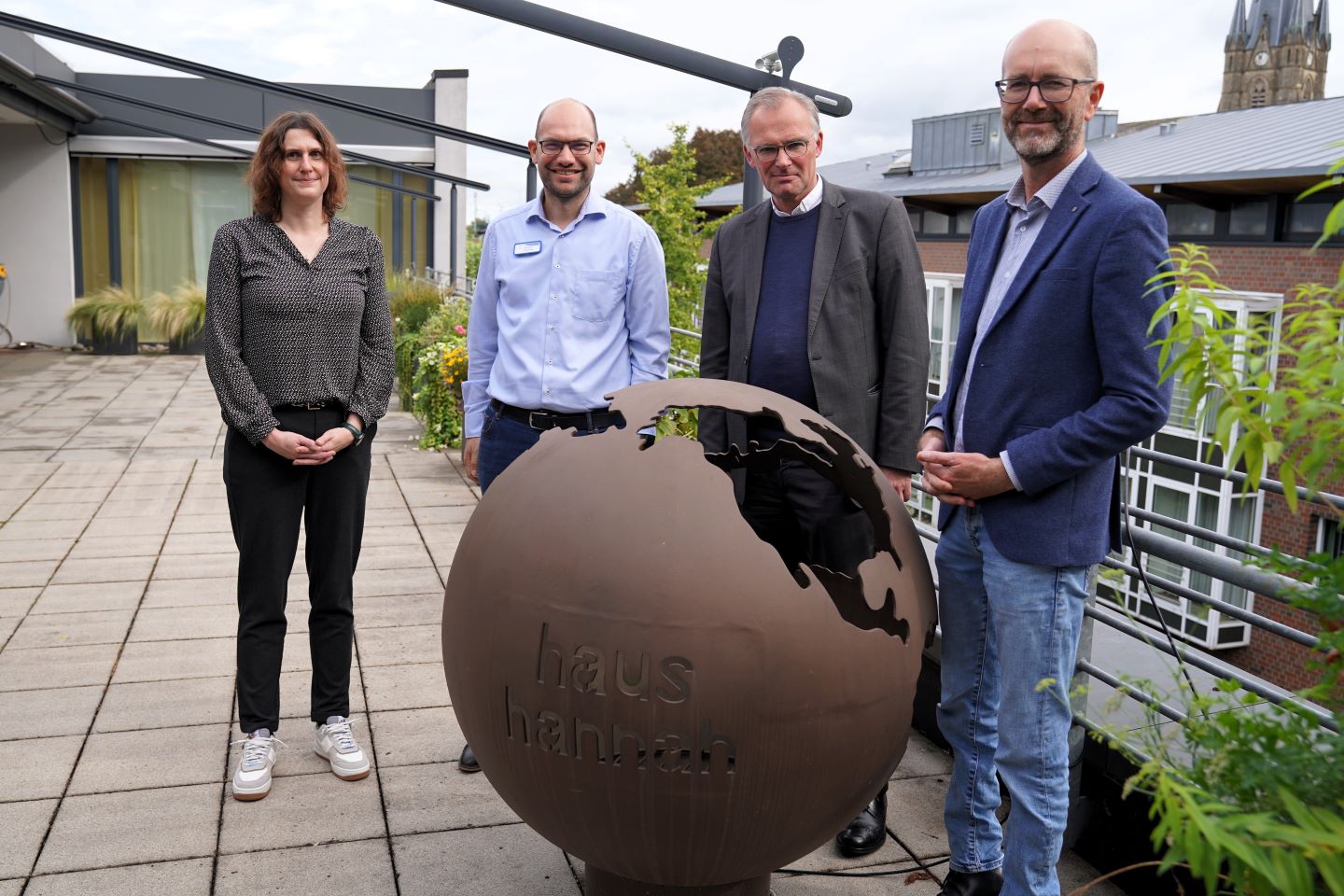 Nicole Rusche, Dirk Pauly, Dr. Christian Schmitt und Marcus Proff stehen vor dem Hospiz. Nicole Rusche, Dirk Pauly, Dr. Christian Schmitt und Marcus Proff stehen vor dem Hospiz.
