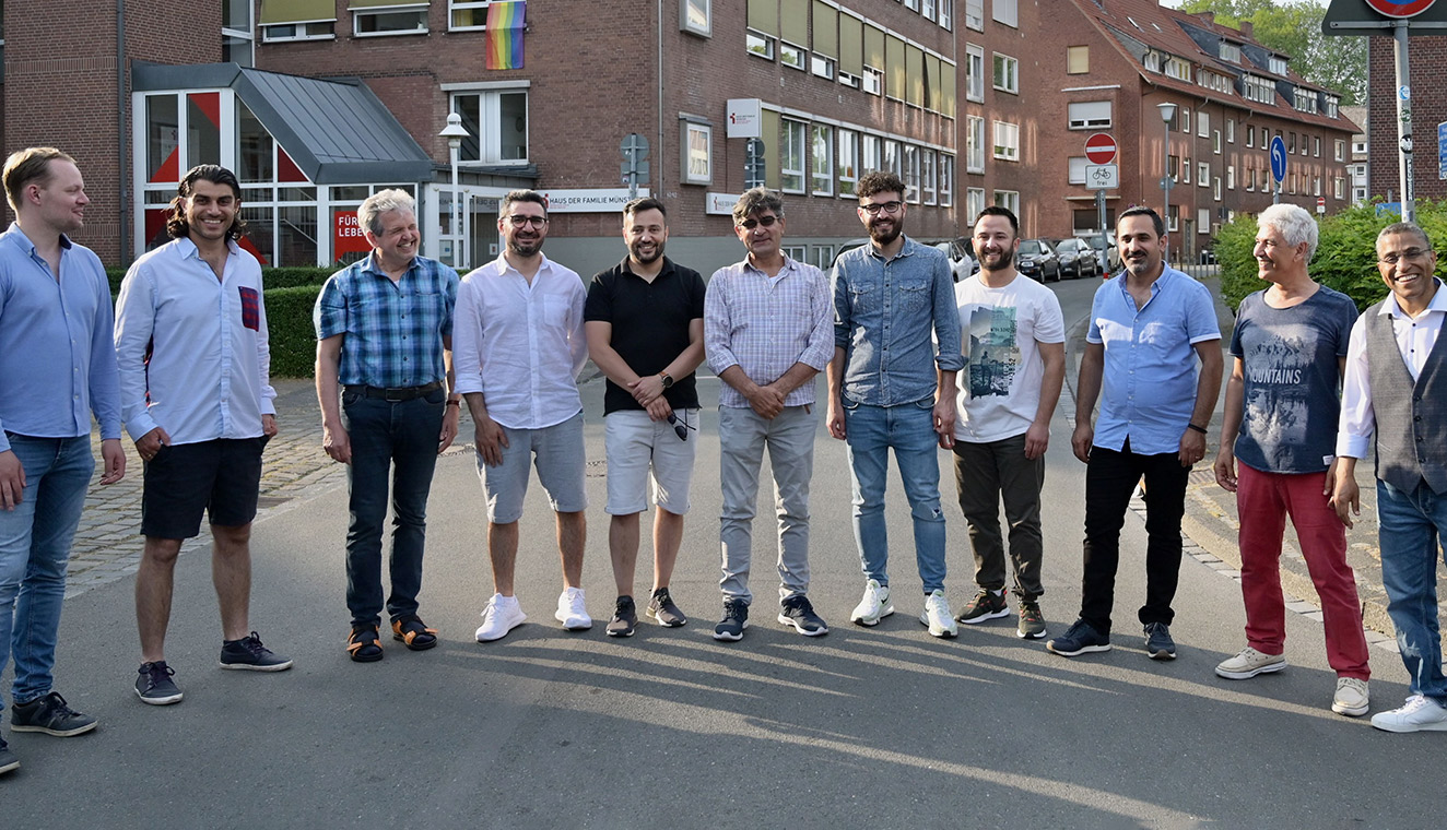 Gruppenfoto der Männer die sich im zurückliegenden Jahr zu Kulturmittlern ausbilden ließen. Gruppenfoto der Männer die sich im zurückliegenden Jahr zu Kulturmittlern ausbilden ließen.