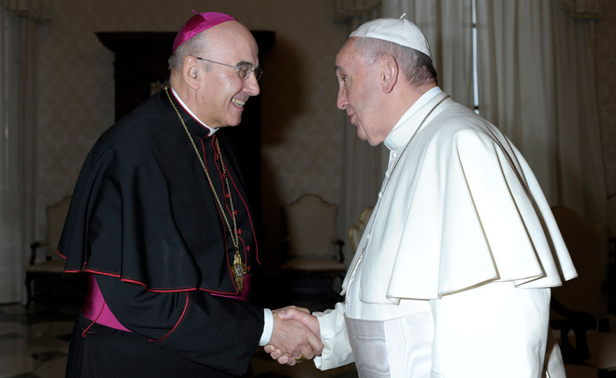 Bischof Dr. Felix Genn und Papst Franziskus schütteln sich die Hände. Bischof Dr. Felix Genn und Papst Franziskus schütteln sich die Hände.