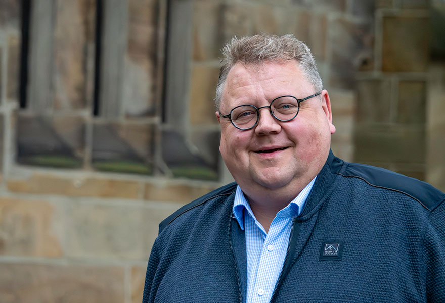 Porträt von Ralf Wehrmann vor der Kirche