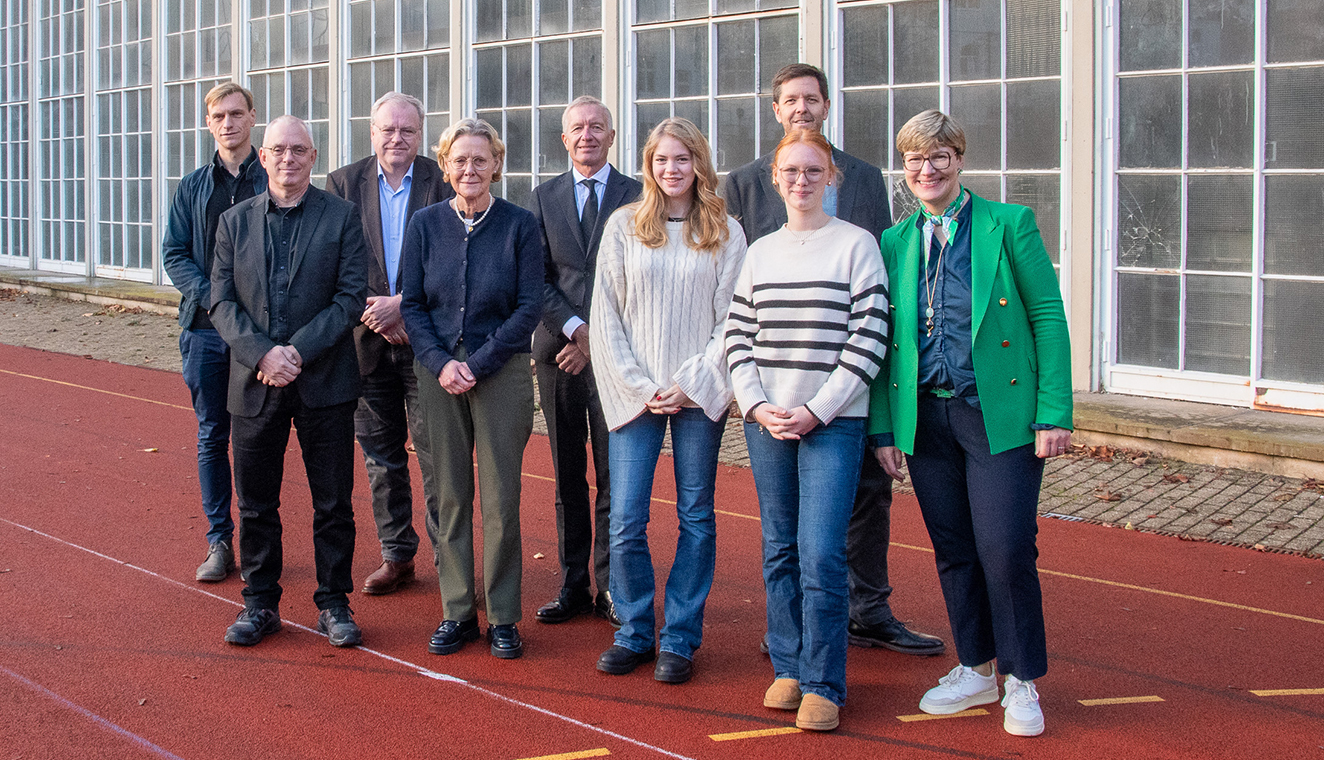 Gruppenfoto: Marco Münsterteicher (Architekt), Dominik Heib, Markus Füllenkemper, Anette Brachthäuser (alle drei Abteilung Bauwesen im Bischöflichen Generalvikariat), Peter Bastian (Architekt), Sarah Deitmer und Leentje Hoffkamp (Schülersprecherinnen), Christian Reick (stv. Schulleiter) und Marlies Baar (Schulleiterin). Gruppenfoto: Marco Münsterteicher (Architekt), Dominik Heib, Markus Füllenkemper, Anette Brachthäuser (alle drei Abteilung Bauwesen im Bischöflichen Generalvikariat), Peter Bastian (Architekt), Sarah Deitmer und Leentje Hoffkamp (Schülersprecherinnen), Christian Reick (stv. Schulleiter) und Marlies Baar (Schulleiterin).