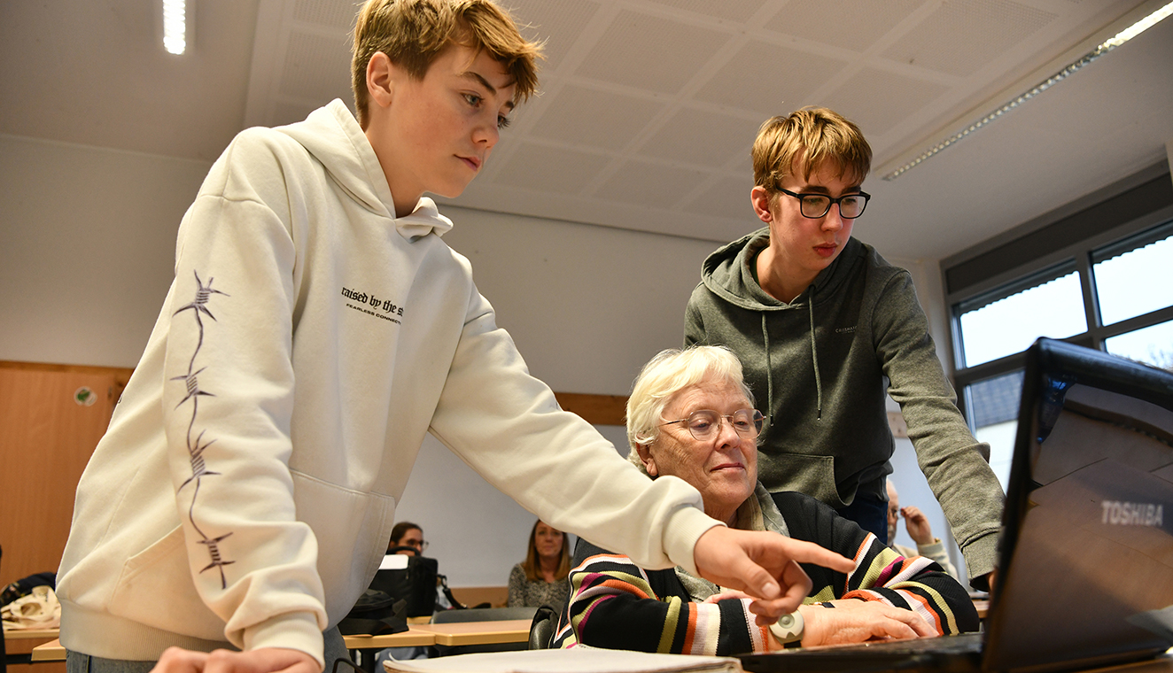 Rollentausch in der Seniorenschule Eule: Simon Kleymeier (von links) und Marius Kollenberg als Lehrer mit Edeltraut Strotmann als Senioren-Schülerin.