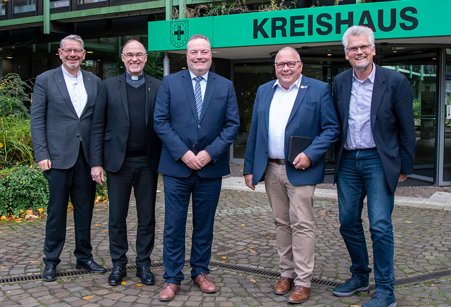 Die Beteiligten haben sich zum Gruppenbild vor dem Kreishaus aufgestellt.