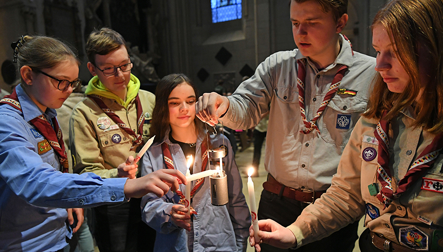Pfadfinderinnen und Pfadfinder empfingen am 15. Dezember das Friedenslicht aus Betlehem im St.-Paulus-Dom in Münster.