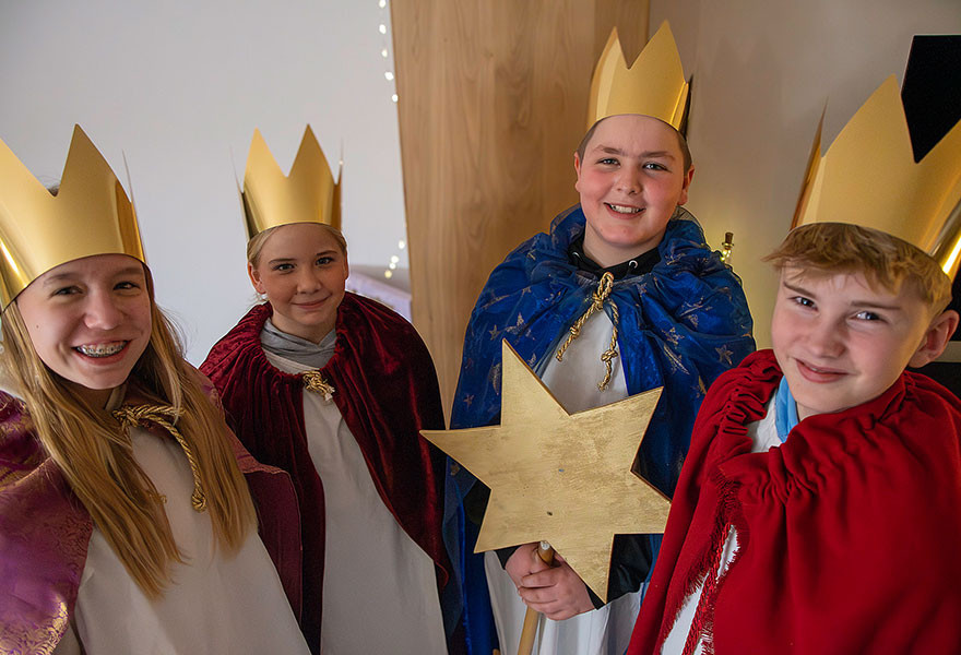 Die Sternsingerinnen und Sternsinger haben sich zum Gruppenfoto in ihren Gewändern aufgestellt. Die Sternsingerinnen und Sternsinger haben sich zum Gruppenfoto in ihren Gewändern aufgestellt.