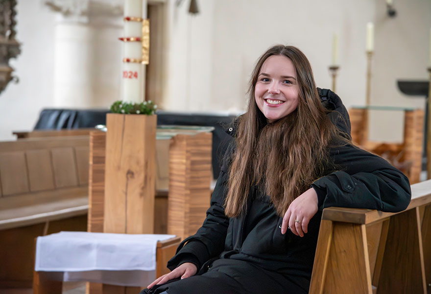 Lina Thimm hat in einer Kirchenbank der Petrikirche in Münster Platz genommen.