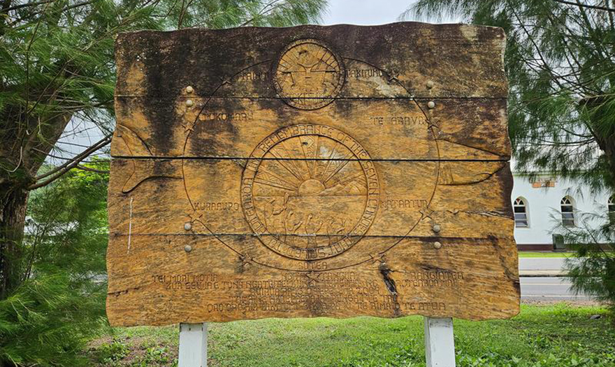 Hinweisschild auf die Ausfahrt der Maoriflotte nach Neuseeland (Erstbesiedlung Neuseelands vor ca. 1000 Jahren).
