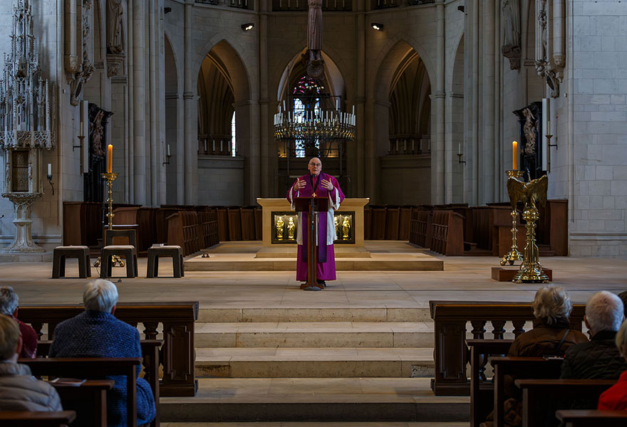 Ludger Bornemann steht im Dom am Pult und spricht. Ludger Bornemann steht im Dom am Pult und spricht.