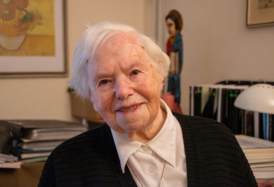 Schwester Thiatilde lächelt in die Kamera. Schwester Thiatilde lächelt in die Kamera.