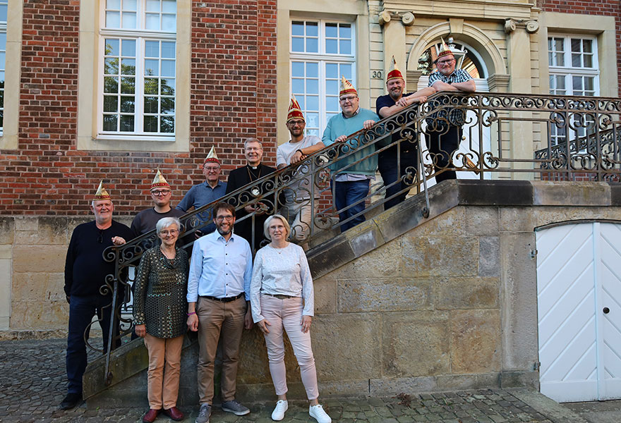 Die Gruppe hat sich auf einer Treppe zum Gruppenbild aufgestellt.