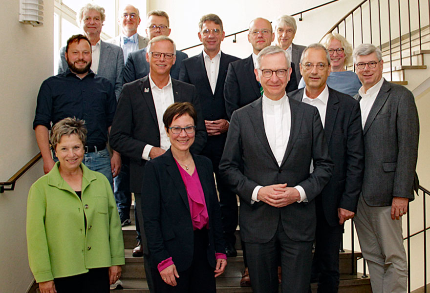 Ein Gruppenbild mit den  Beteiligten auf einer Treppe