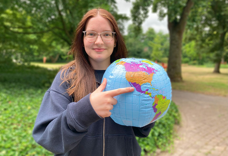 Tabea Pierick zeigt auf einer aufblasbaren Weltkugel auf Mexiko. Tabea Pierick zeigt auf einer aufblasbaren Weltkugel auf Mexiko.