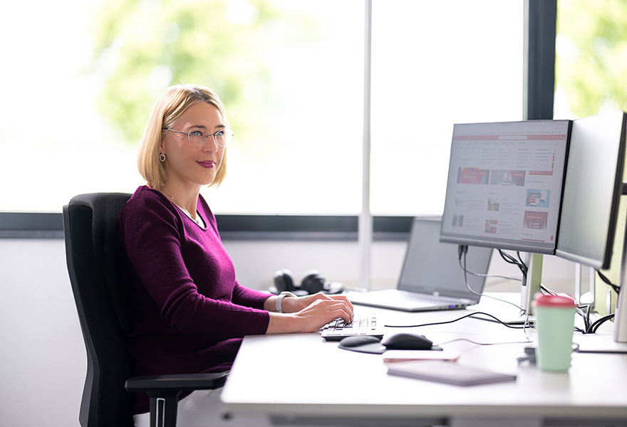 Anja Bußfeld sitzt am Schreibtisch.