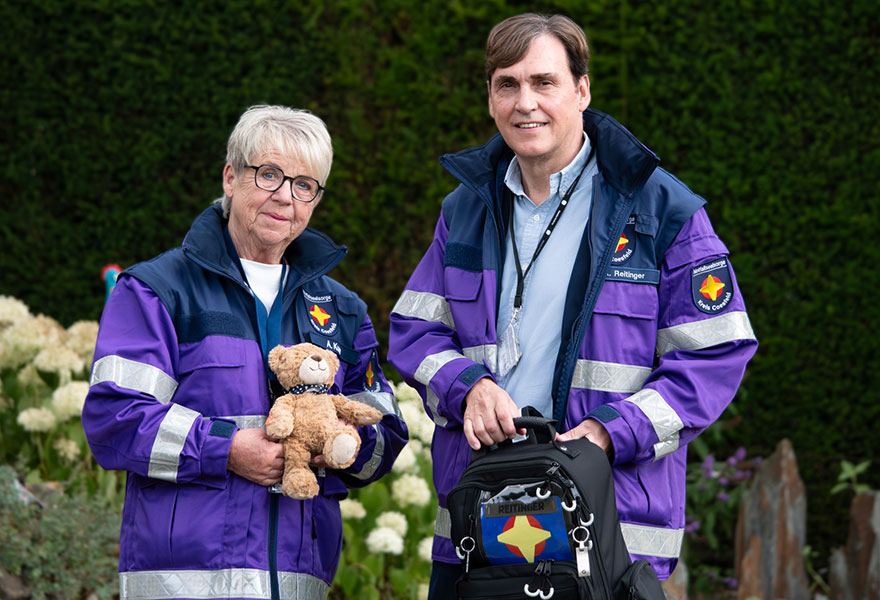 Agnes Kuse und Karsten Reitinger haben ihre Ausrüstung angezogen.