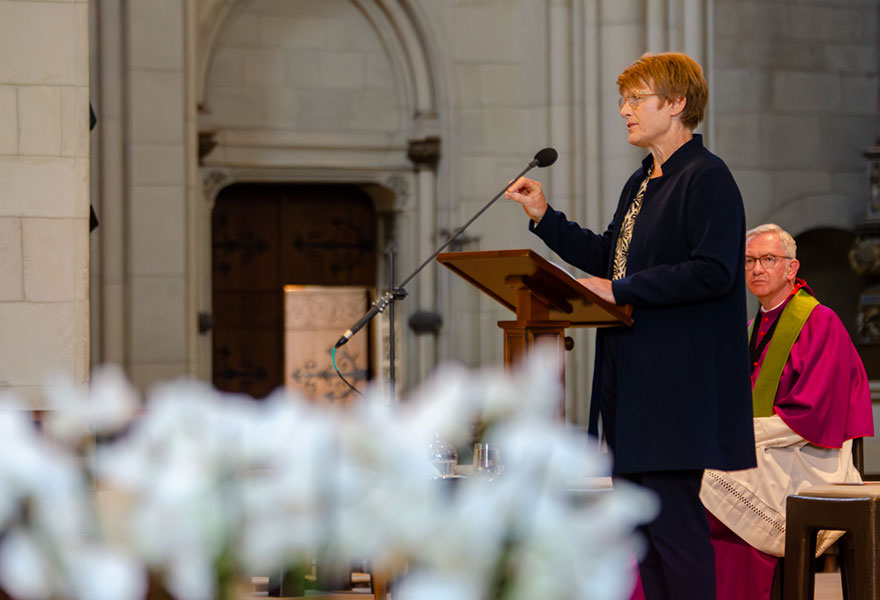 Prof. Grimm steht im Dom am Pult und spricht in ein Mikrofon.