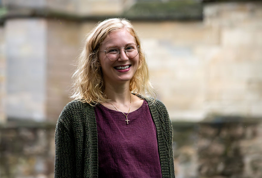 Porträt von Rabea Kuhlmann, die in die Kamera lacht.