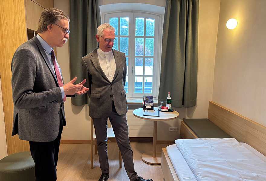 In einem Zimmer zeigt Michael Gennert Dr. Antonius den neuen Raum. In einem Zimmer zeigt Michael Gennert Dr. Antonius den neuen Raum.