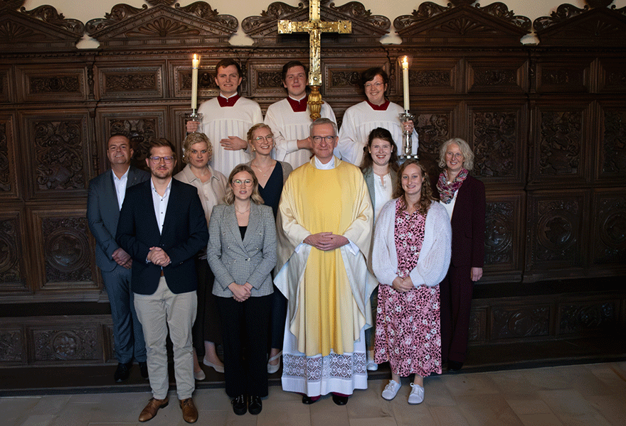 Die Pastoralreferentinnen und -referenten haben sich mit Dr. Hamers zum Gruppenbild aufgestellt.
