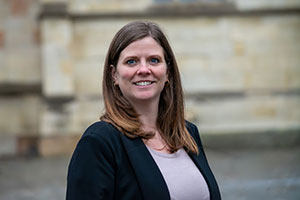 Yvonne Rutz steht am Dom und lächelt in die Kamera. Yvonne Rutz steht am Dom und lächelt in die Kamera.