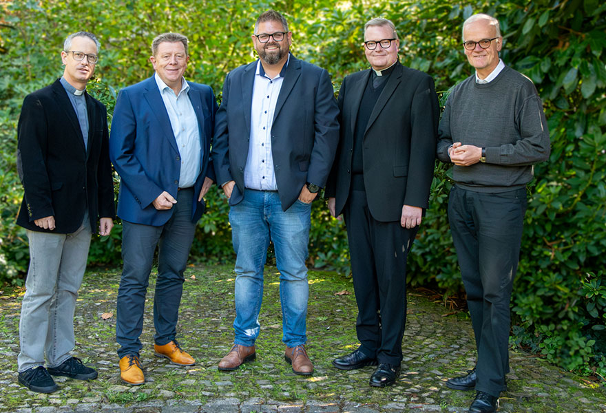 Die Beteiligten stehen nebeneinander und lächeln in die Kamera.