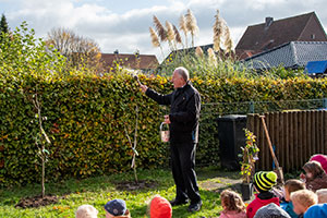 Pastor Hammans segnet die frisch gepflanzten Bäume und Sträucher. Pastor Hammans segnet die frisch gepflanzten Bäume und Sträucher.