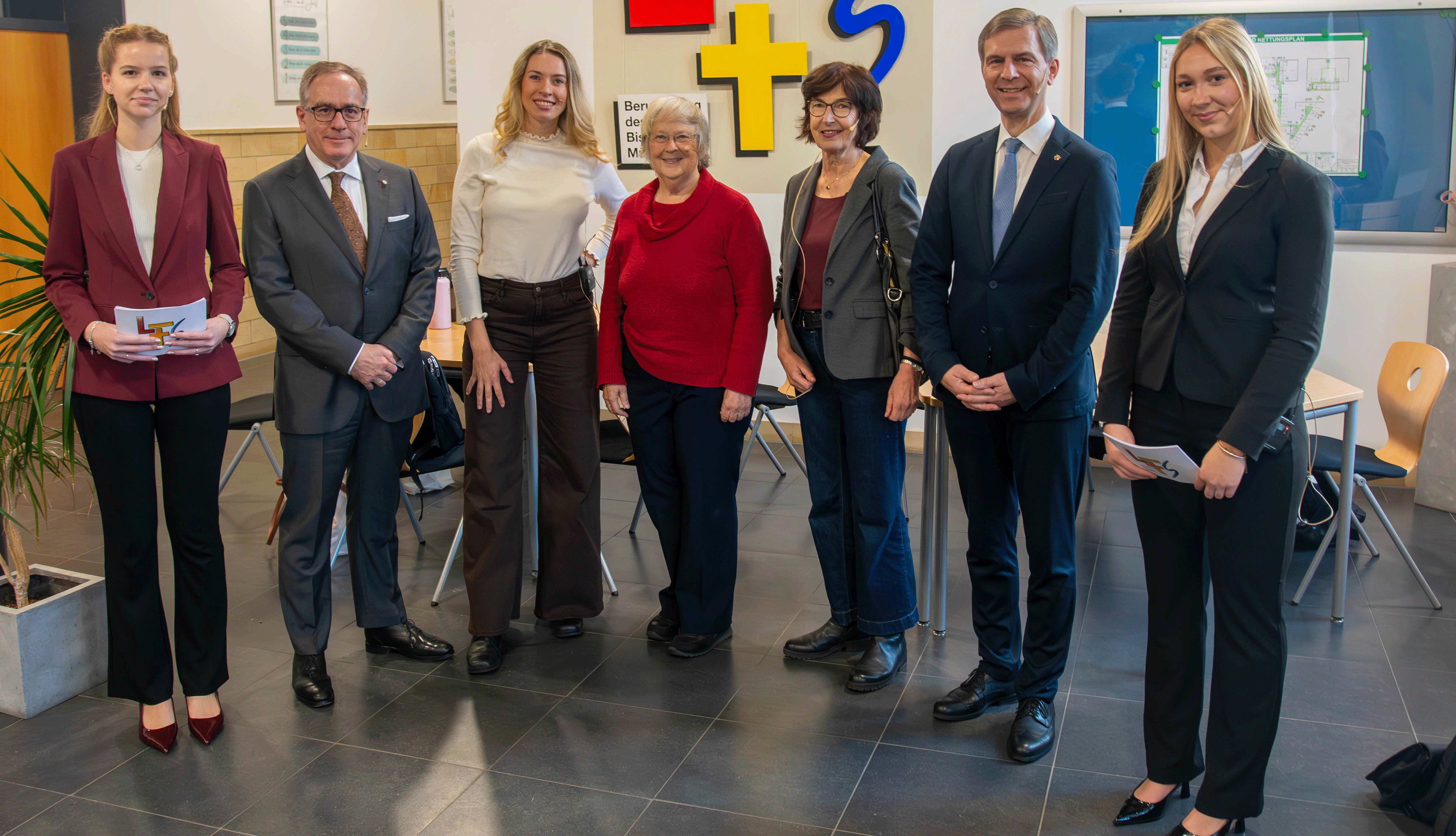 Die Moderatorinnen Alea Kutschereiter (rechts) und Leonie Kohlert (links) begrüßten (v.l.) Klemens Fischer, Ronja Ebeling, Bärbel Höhn, Maria Buchwitz und Stephan Wolters in der Liebfrauenschule. 