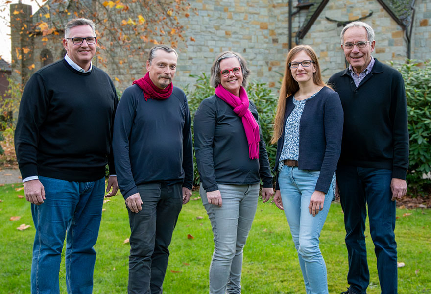 Das Leitungsteam hat sich zum Gruppenfoto aufgestellt.