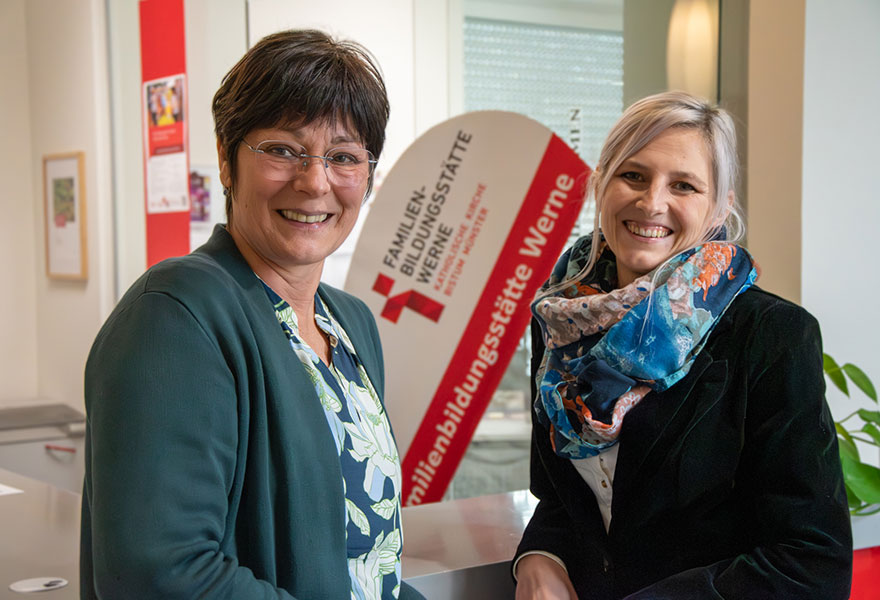 Monika Wesberg (links) und Sonja Szwalek stehen in der FBS und lächeln in die Kamera. Monika Wesberg (links) und Sonja Szwalek stehen in der FBS und lächeln in die Kamera.