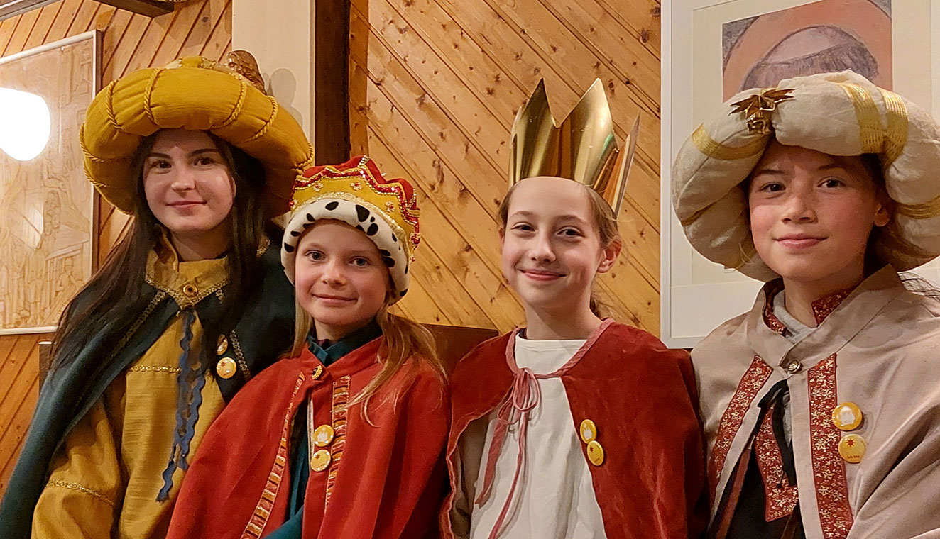 Gruppenbild der Sternsingerinnen aus dem Bistum Münster. Sie werden die Gaben zum Altar in Petersdom bringen. (v.l. Mia, Pia, Theresa und Anna) Gruppenbild der Sternsingerinnen aus dem Bistum Münster. Sie werden die Gaben zum Altar in Petersdom bringen. (v.l. Mia, Pia, Theresa und Anna)