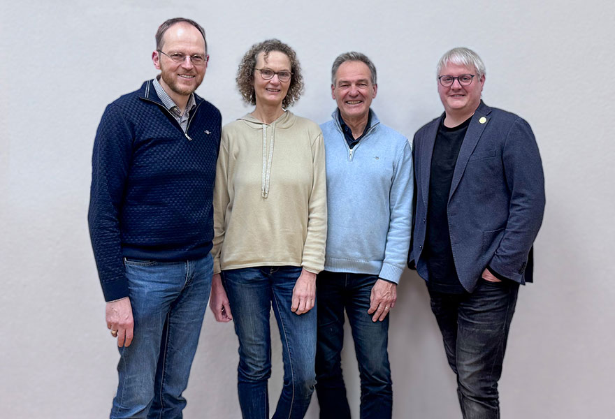 Die vier Mitglieder des Leitungsteams stehen nebeneinander. Die vier Mitglieder des Leitungsteams stehen nebeneinander.