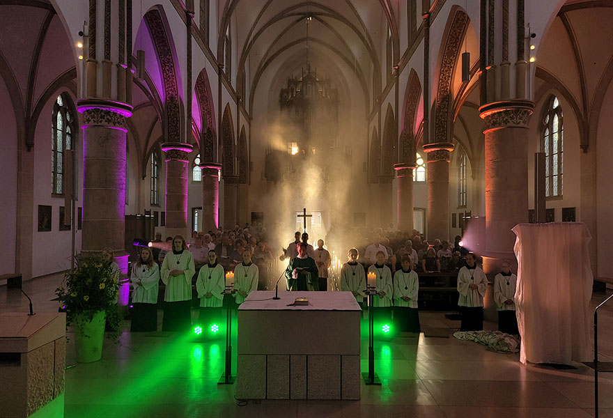 Buntes Licht und Weihrauch hüllen die Kirche in ein stimmungsvolles Licht.