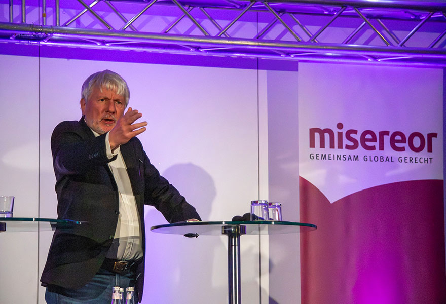 Jürgen Becker spricht zum Publikum.