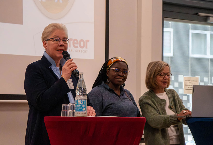 Die Frauen stehen nebeneinander 