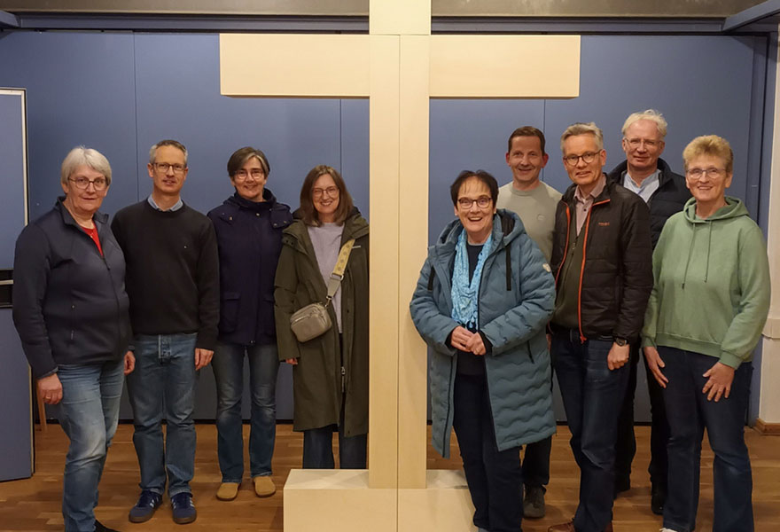 Die Verantwortlichen haben das sehr große Kreuz in ihre Mitte genommen.