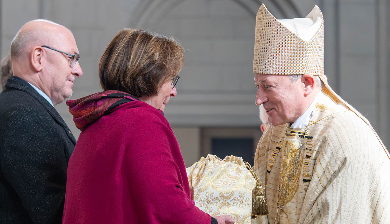 Gemeindevertreterinnen und -vertreter übergaben Weihbischof Wilfried Theising die Öle zur Weihe. Gemeindevertreterinnen und -vertreter übergaben Weihbischof Wilfried Theising die Öle zur Weihe.