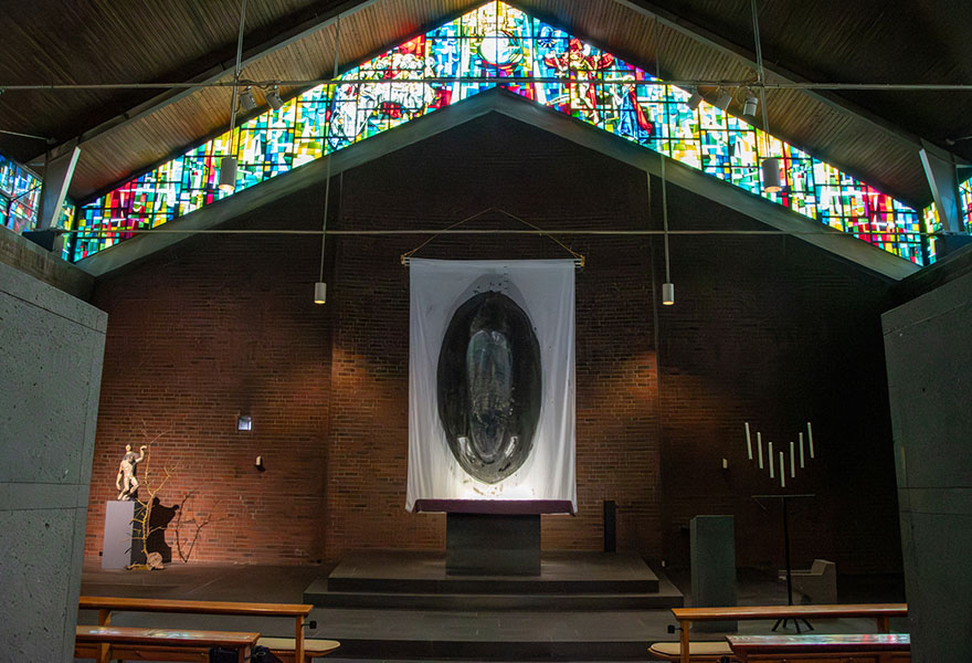 In der Apsis hängt das neue Fastentuch.