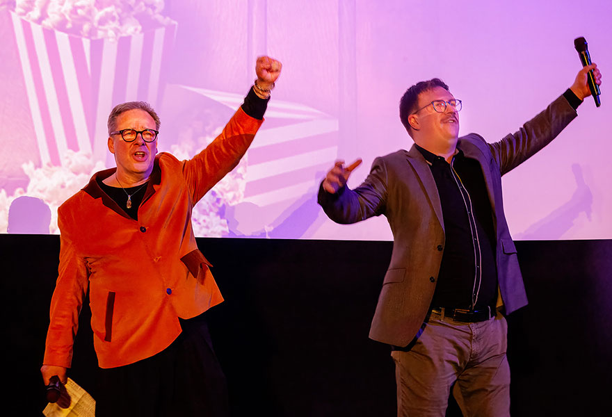 Michael Kleinschmidt und Oliver Berkemeier stehen nebeneinander und strecken den linken Arm in die Höhe